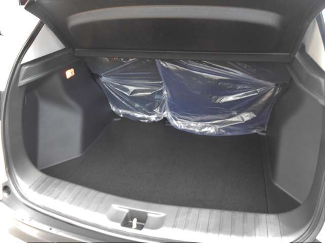 コンパクトなお車でも、荷室スペースは普段使いに十分な容量がありますよ♪