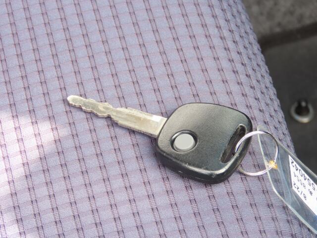 キーレスキーエントリーで車外からドアの開閉も楽チンですネ