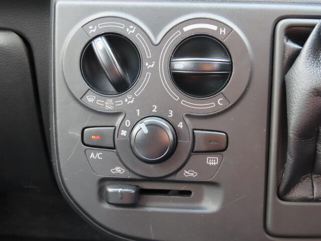 エアコン装備。温度設定ができて、室内快適ですよ。