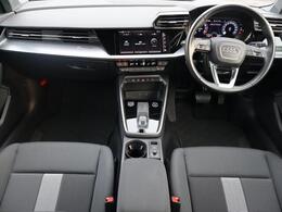 Audi正規ディーラーが高品質をお約束。高度な訓練・教育を受けたAudi専任メカニックが、100項目にもおよぶ精密な点検を実施。すべてクリアしたAudi車だけ、あなたのお手元に届けられるのです