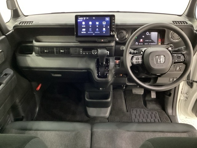 車内は光触媒抗菌消臭施工済です。スタイリッシュなデザインでスポーティなインパネ周りを演出します。グローブボックスやカップホルダーのほかにトレーなどたくさんの収納スペースが付いています。