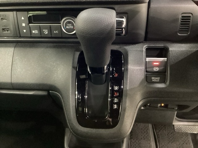 CVT車のセレクトレバーです。低速から高速まで、変速ショックのないスムーズな走りを実現するとともに、エンジン効率のよい領域を維持することで燃費にも貢献します。