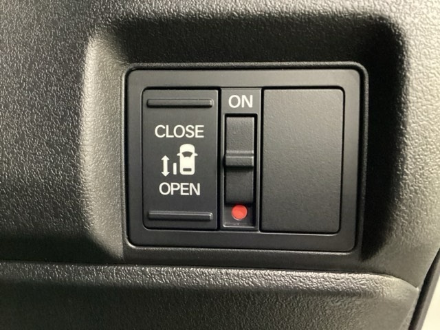 左側電動スライドドアは運転席からでも操作ができるように、ハンドル付近に開閉の操作スイッチが付いています。