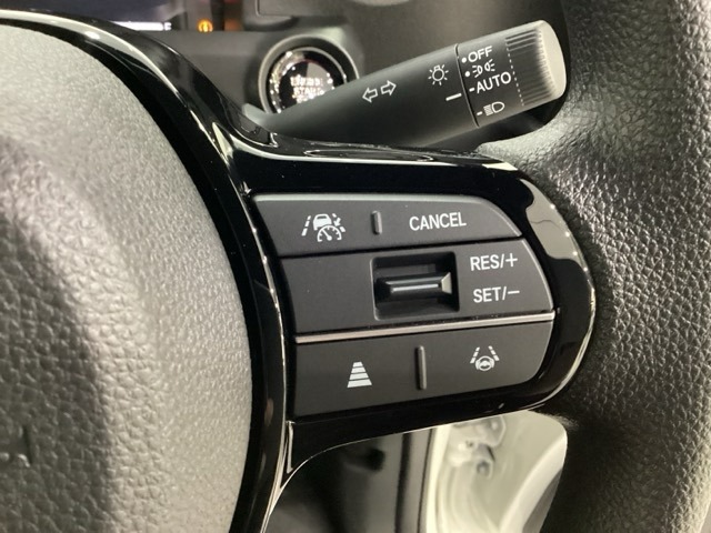 ハンドルにHondaセンシング系のクルーズコントロールやレーンキープアシストなどの操作スイッチが装備されています。ハンドルから手を離さず安全に操作できます。