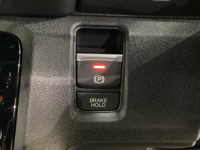 セレクトレバーの右に電子制御パーキングブレーキがあります。スイッチひとつで、停車した地点の傾斜などをシステムが検知・判断してブレーキ力を自動的に最適制御し、しっかり停車できるパーキングシステムです。