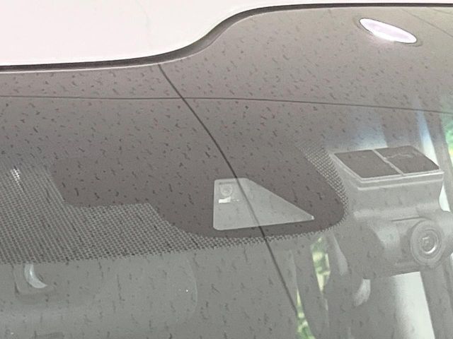 【ホンダセンシング】走行中に前方の車両等を認識し、衝突しそうな時は警報とブレーキで衝突回避と被害軽減をアシスト。より安全にドライブをお楽しみいただけます。