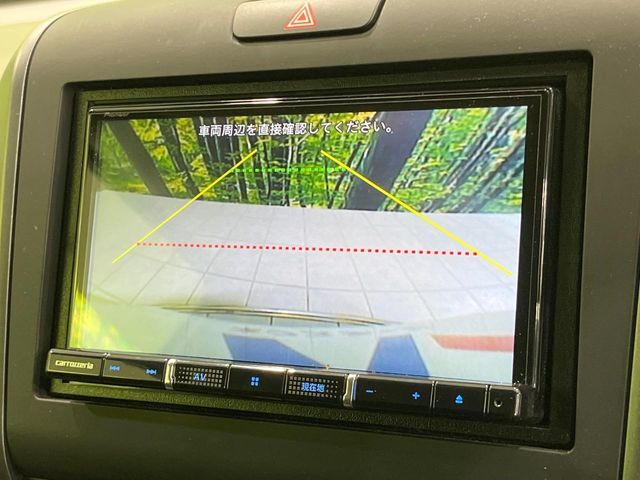 【バックカメラ】駐車時に後方がリアルタイム映像で確認できます。大型商業施設や立体駐車場での駐車時や、夜間のバック時に大活躍！運転スキルに関わらず、今や必須となった装備のひとつです！