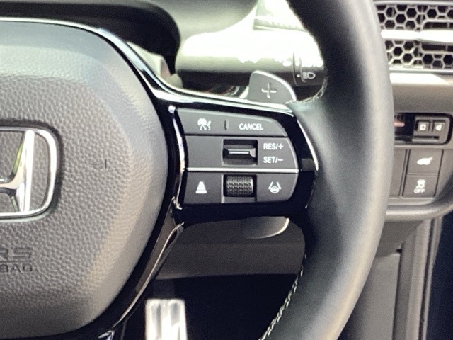 ステアリング右手側に安全運転支援機能のホンダセンシングをコントロールするスイッチ、左手側にオーディオ関連のコントロールスイッチを配置、視線を逸らすことなく運転に集中できます
