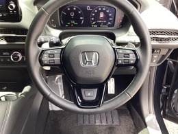 HondaCONNECT搭載なので、遠方へのドライブもお任せ下さい！ステアリング左手側にオーディオ関連のコントロールスイッチを配置しています。操作時は視線を逸らすことなく運転に集中できます
