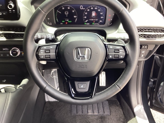 HondaCONNECT搭載なので、遠方へのドライブもお任せ下さい！ステアリング左手側にオーディオ関連のコントロールスイッチを配置しています。操作時は視線を逸らすことなく運転に集中できます