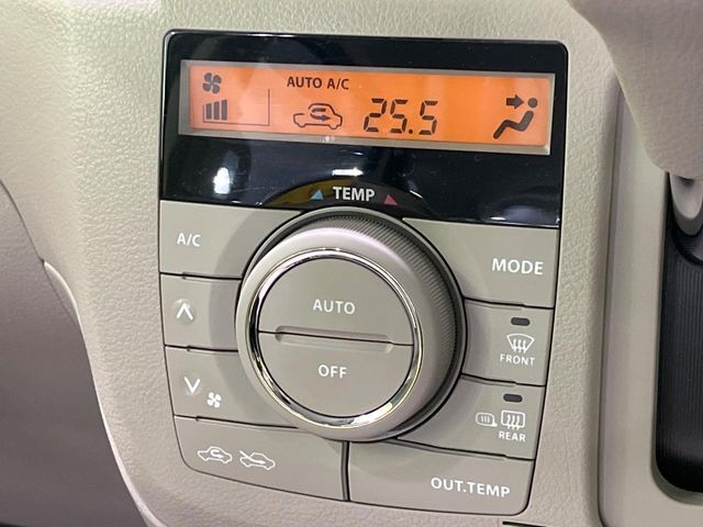 【オートエアコン】一度お好みの温度に設定すれば、車内の温度を検知し風量や温度を自動で調整。暑い…寒い…と何度もスイッチ操作をする必要はありません。快適な車内空間には必須の機能ですね♪