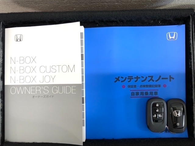 スマートキーは鍵をバッグに入れたままでもドアロックの開閉やエンジンのON・OFFができます。夜間や雨の日も鍵を探さなくて良いので便利です。