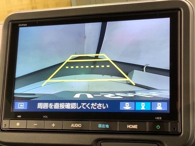 リバースギアに入れるだけで後方の表示へ切り替わります。夜間や雨の日の駐車も楽になりますよ。