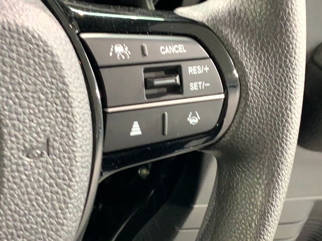 クルーズコントロールを装備しています。高速道路などで一定の速度で走ってくれるので運転が楽ですよ！速度を設定できますので、スピードの出しすぎにも注意できます。