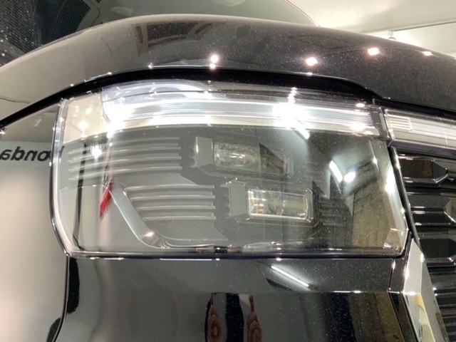 LEDヘッドライトは、点灯の瞬間から最大光量を発揮し、突然暗くなるトンネルなどでの安定感を高めます。