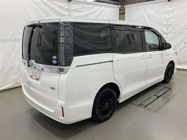 両側パワースライドドア付きだから、狭い駐車スペースなどでの 乗り降りラクラク！小さなお子さまのいるご家庭には嬉しい装備。