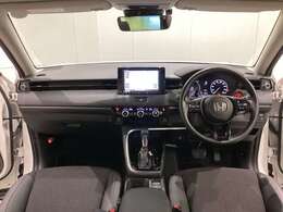 車内は光触媒抗菌消臭施工済です。インパネ周りはスタイリッシュなデザインで機能や装備も充実しています。グローブボックスやカップホルダーのほかにトレーなどたくさんの収納スペースが付いています。