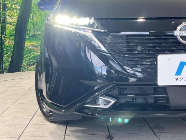 【LEDヘッドライト】悪天候や夜間走行時も良好な視界を確保し安心して運転できる高輝度LEDヘッドライトを装備！点灯速度が早く、消費電力も抑えられています。