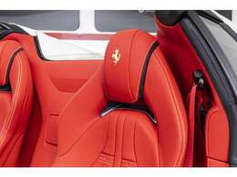 外装色はBianco Fuji、内装色はRosso Ferrariの組み合わせでございます。