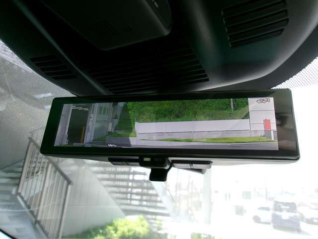 スマートルームミラー付き　カメラ映像で見れるのでたくさんの人や荷物を載せてても後ろが見れます