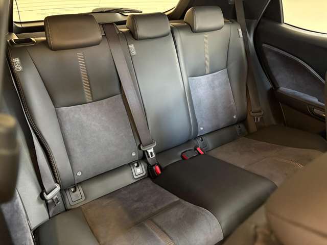 運転席に目が行きがちですが、後部座席もしっかり作り込まれている事が伺えますね。