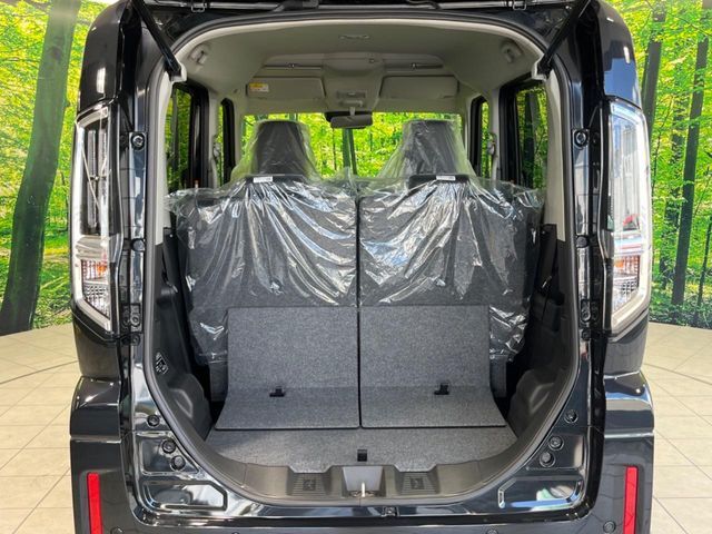 積み下ろしのしやすいデッキにはたっぷりと荷物を積み込んでいただけます。遊びから仕事まで、様々なシーンで頼れます♪