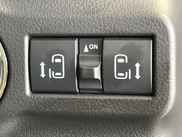 【両側パワースライドドア】スマートキーや運転席のスイッチで後席両側スライドドアの開閉が可能♪電動だから力を入れてドアを開ける必要が無く、小さなお子様でも簡単に開け閉めでき快適です♪