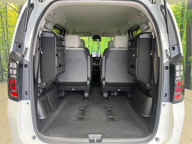 普段のお買い物や通勤、送迎等に十分な荷室スペースを確保しております。セカンドシートを倒すと、大きな荷物の積載も可能です♪