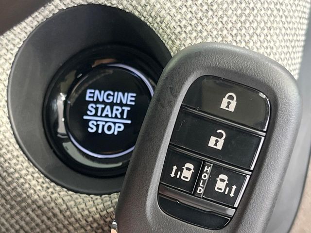 【Hondaスマートキー】カバンやポケットに入れたままでもドアの施錠・解錠が可能なスマートキーを装備。エンジンのオン・オフ時もカギを取り出す必要が無いからとっても便利です♪
