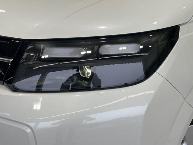 【LEDヘッドライト】悪天候や夜間走行時も良好な視界を確保し安心して運転できる高輝度LEDヘッドライトを装備！点灯速度が早く、消費電力も抑えられています。