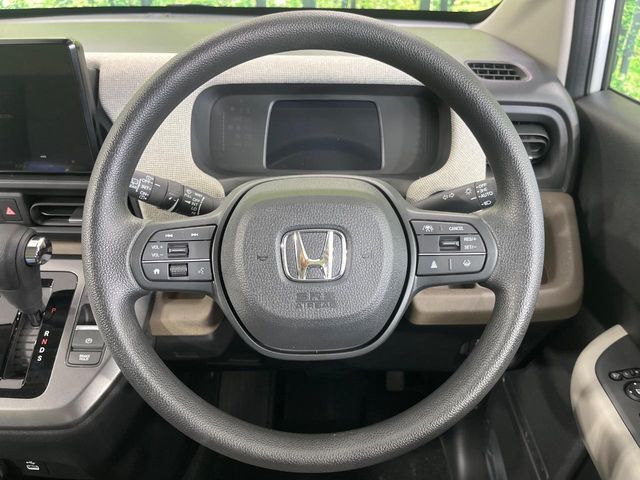 インテリアに合わせたデザインのステアリングは、運転される方のことも考え、運転しやすい形状、大きさです。是非一度、実際に触ってお確かめください。