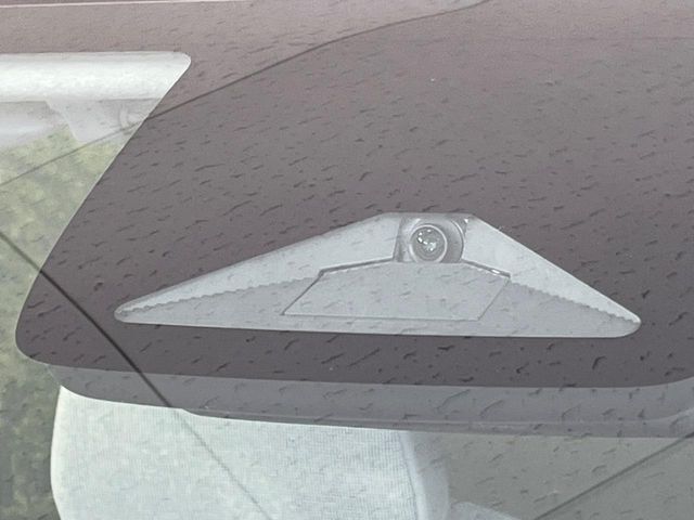 【ホンダセンシング】走行中に前方の車両等を認識し、衝突しそうな時は警報とブレーキで衝突回避と被害軽減をアシスト。より安全にドライブをお楽しみいただけます。