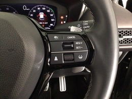 【アダプティブ・クルーズ・コントロール】予め設定した車速内でクルマが自動的に加減速。 前走車との適切な車間距離を維持しながら追従走行し、高速道路でのドライバーの疲労を軽減してくれる嬉しい機能付♪