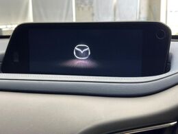 【8.8インチマツダコネクト】車内の雰囲気にマッチした大型のディスプレイ。スマホ接続でのナビ使用やBluetooth再生等、様々な機能が楽しめます。直感的なダイヤル操作が可能で、使い勝手も良好です。