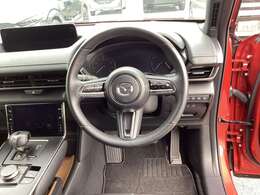 ドライバーを中心に操作機器や計器類を左右対称に配置したコックピット。ヒューマンインターフェイス優先とする事で、疲労軽減や安全にも繋がります♪