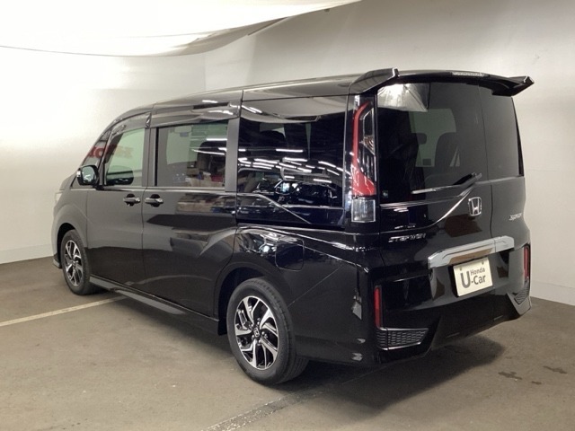 プライバシーガラスが装備されています。外を見るときには気にならずに、後方車両からは車内が見えにくい設計になっております。