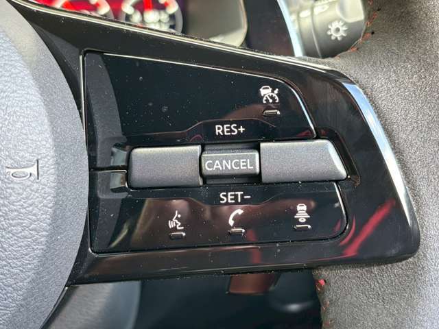オートクルーズコントロールも親指で操作していただきやすい位置にデザインされており、高速道などの走行も楽にお乗りいただけます