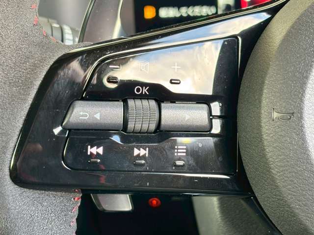 ハンドルから手を離すことなく、オーディオ操作ができます。