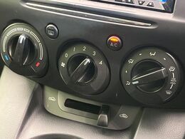 寒い冬も暑い夏も全席に快適な空調を届けてくれる、ダイヤル式エアコンを装備♪