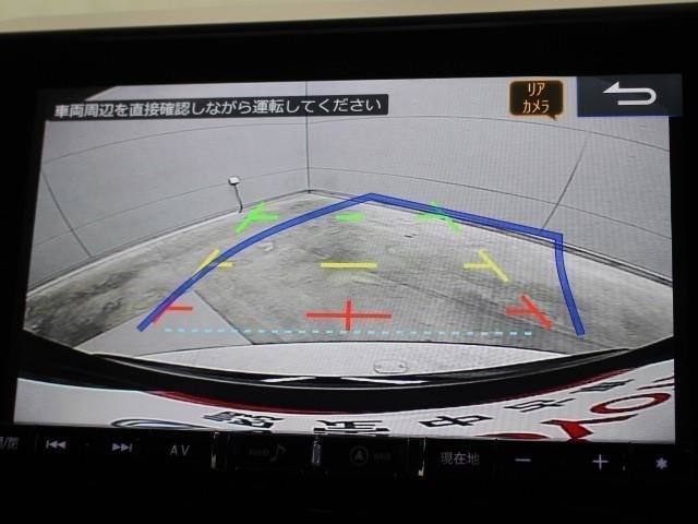 目視では確認しづらい車両後方を表示するカラーバックモニターが装備されています。スムーズな車庫入れや縦列駐車をサポートします。