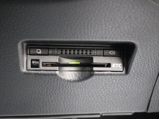 ETC車載器は、ビルトインタイプですっきり収納され、見た目も使い勝手も満足のアイテムです。