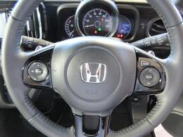 ステアリングリモコン装備、オーディオのリモコンや、高速走行時に速度を一定で保ってくれる補助機能オートクルーズも付いております。