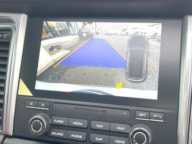 ●ガイドライン付きバックカメラ：不安な駐車もこれで安心！ガイドライン付きなので狭い箇所での駐車もラクラクです！