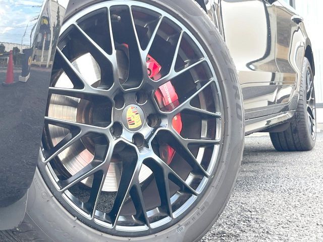 ●純正20インチアルミホイール：輸入車ならではの卓越した走りを支えるホイールと足回りです！日本車の走りに慣れている方にもぜひ体感して頂きたいほど、高いレベルでまとまっています！