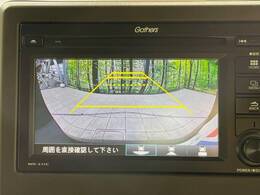【バックカメラ】駐車時に後方がリアルタイム映像で確認できます。大型商業施設や立体駐車場での駐車時や、夜間のバック時に大活躍！運転スキルに関わらず、今や必須となった装備のひとつです！