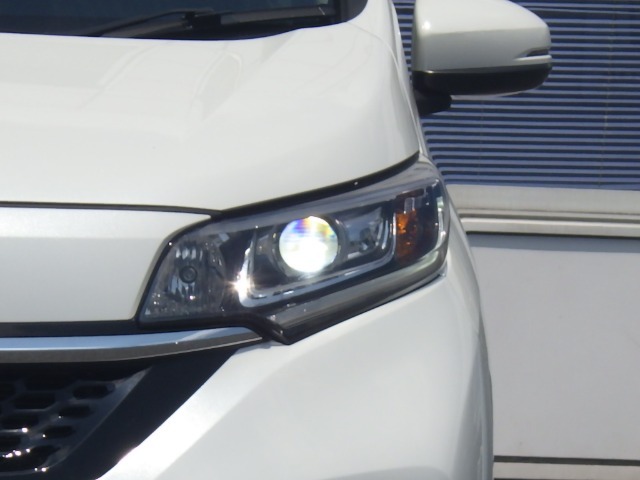 ★LEDヘッドライト搭載★ 白っぽく光る明るく省電力なLEDライト！先進的な白い輝きでフロントフェースを引き締めます☆