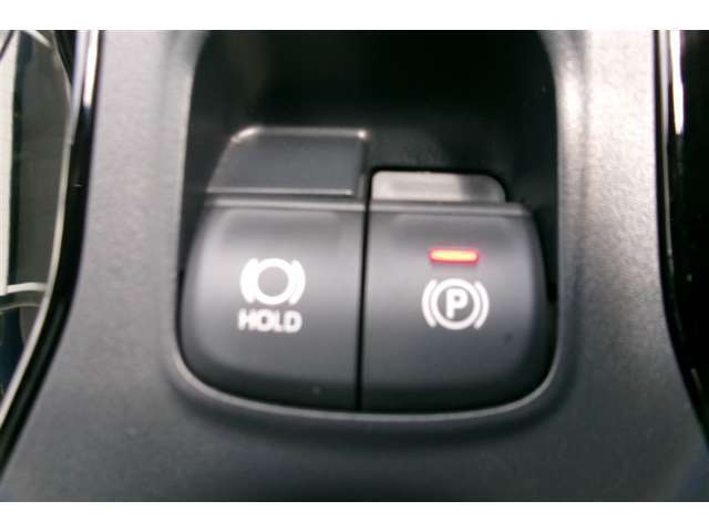 「P」ポジションに入れると自動で作動。「HOLD」スイッチを押し、システムONの状態にしておくことで、渋滞や信号待ちなどでブレーキを踏んで停車したときにブレーキを保持。アクセルを踏むと解除。