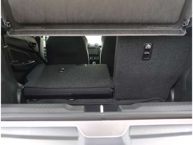 開口部の広い荷室です。荷物の大きさに応じてシートアレンジが可能です。