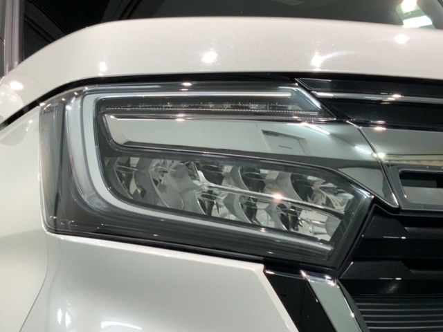 LEDヘッドライトは、点灯の瞬間から最大光量を発揮し、突然暗くなるトンネルなどでの安定感を高めます。
