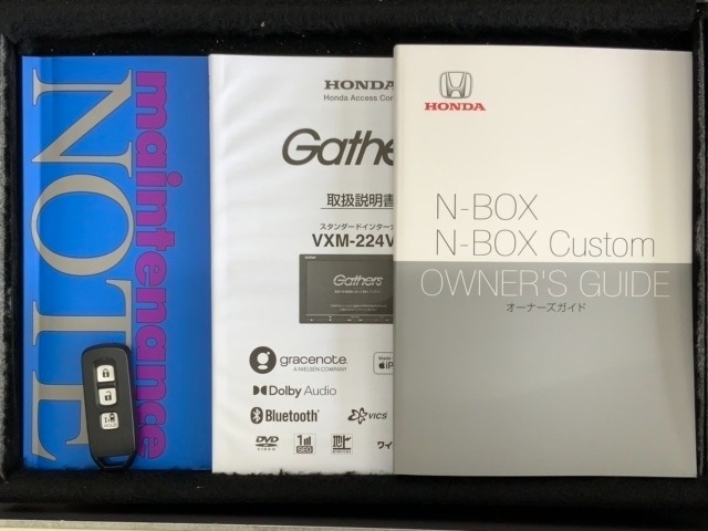 スマートキーは鍵をバッグに入れたままでもドアロックの開閉やエンジンのON・OFFができます。夜間や雨の日も鍵を探さなくて良いので便利です。